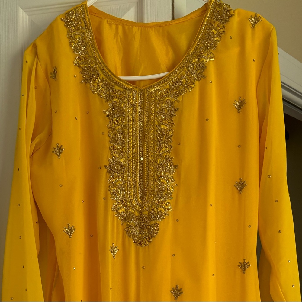 Pakistani shalwar kameez with duptta